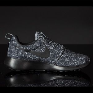 Nike Roshe Run Women’s Wolf Grey and Black Print
